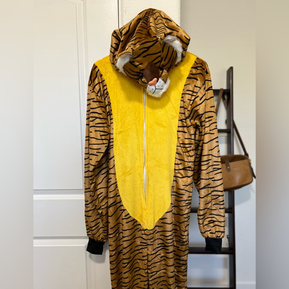 •LIKE NEW•URBAN OUTFITERS Tiger Unisex Onesie